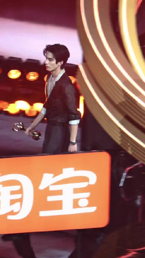 宋威龙185cm男模步态引热议，走路姿态矜贵从容