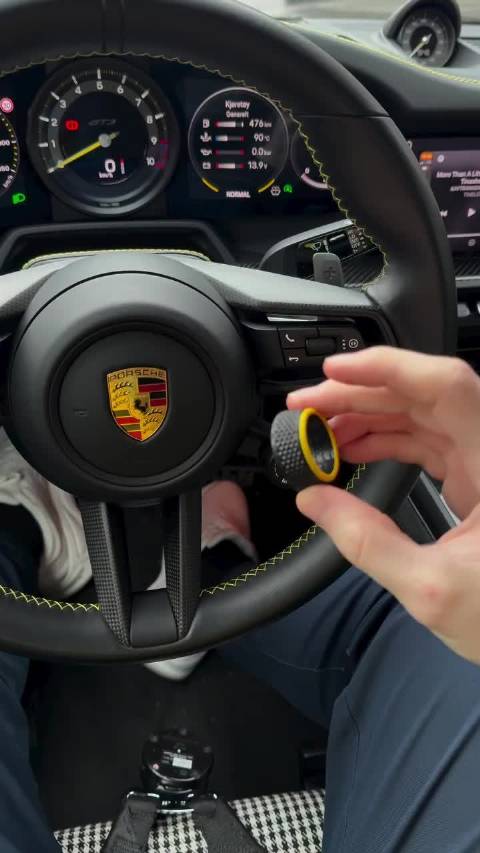 第一次觉得内饰心情件儿这么有用，这保时捷sport chrono圆环还挺好看嘿