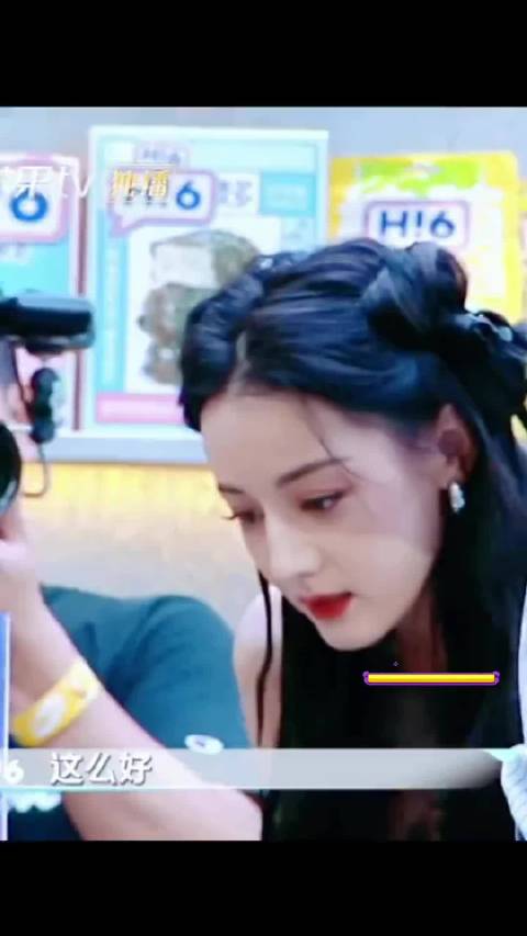 迪丽热巴粉色拖鞋铁锹手机壳引热议