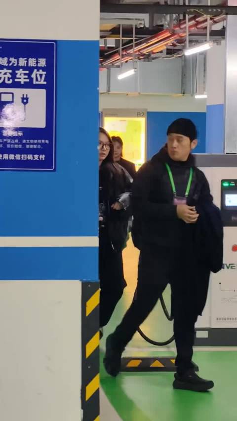 周笔畅谭维维私服亮相年会，松弛状态引热议