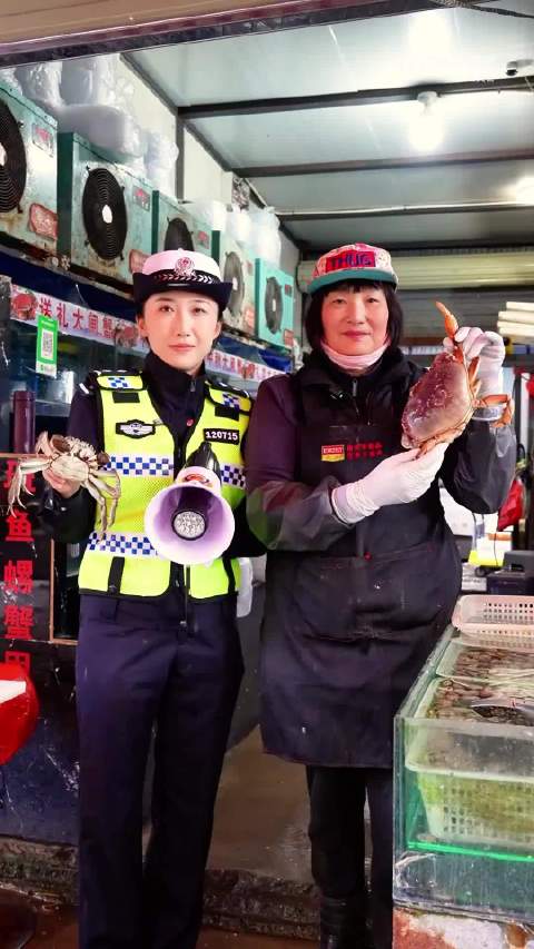 菜市场开展安全骑乘宣传，倡导骑摩托车戴头盔