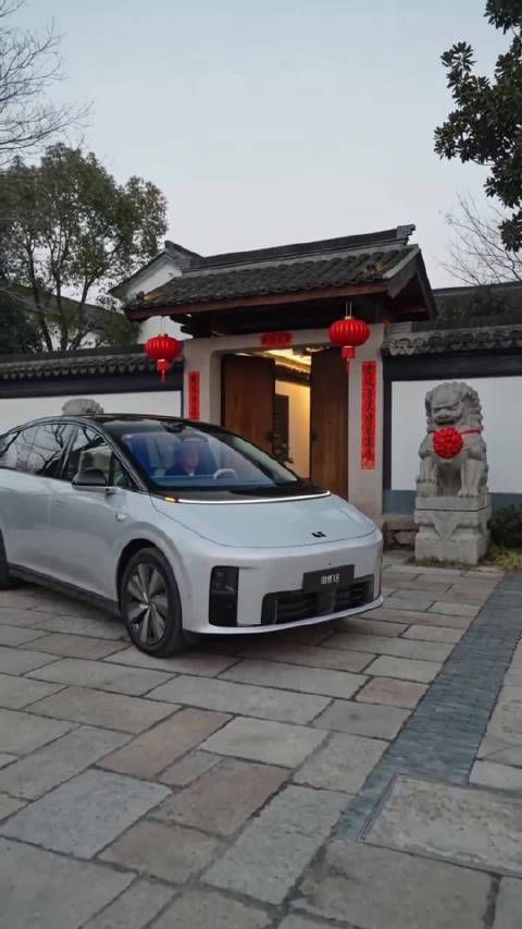理想汽车发布AI生成新春祝福视频