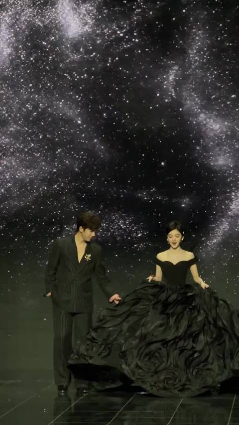 对我眼睛很好的两张脸看起来很搭很诶