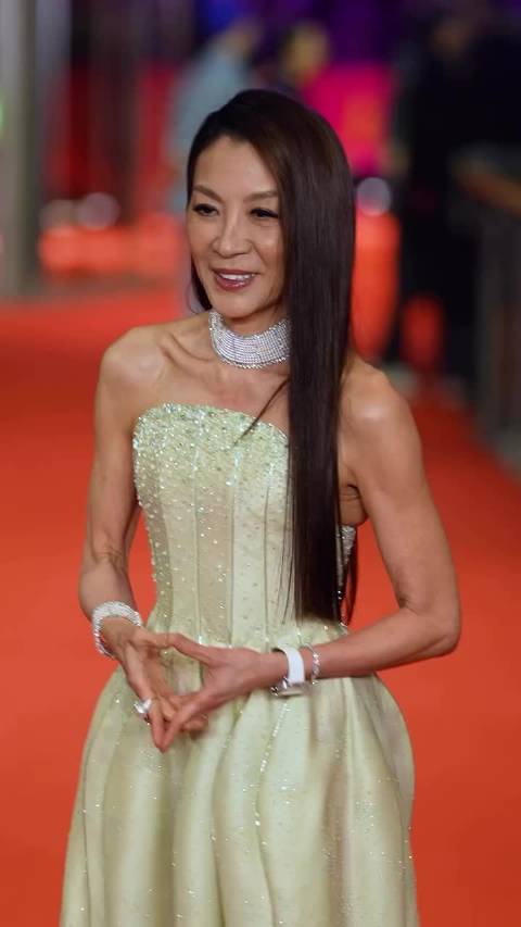 杨紫琼穿阿玛尼2026春夏高定亮相柏林电影节领取终身成就奖