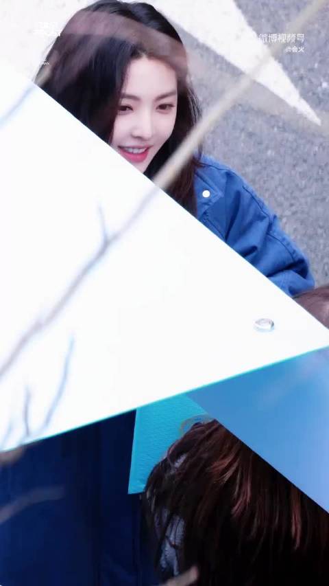 章若楠新剧开机路透出炉！蓝色外套造型清爽干练，这次饰演的是制片人诶，期待