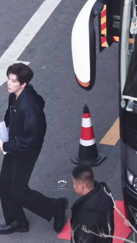 章若楠王安宇新剧《想把你和时间藏起来》今日开机