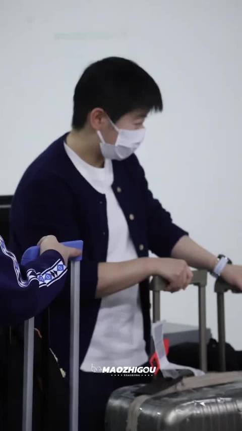 2月1日，孙颖莎到达海南海口，与队友开心聊天