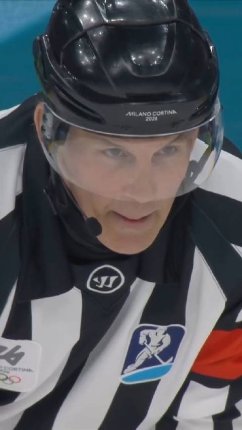 捷克冰球选手比赛激烈铲飞裁判，米兰冬奥会现意外一幕