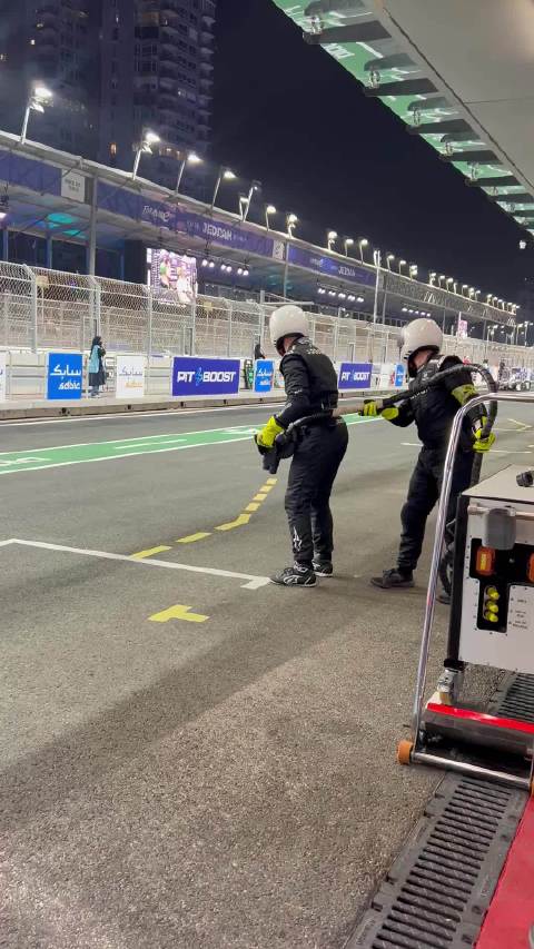 捷豹TCS车队FE进站快充30秒补能10%，600kW高功率策略曝光