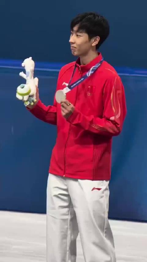 孙龙米兰冬奥领奖台把玩吉祥物