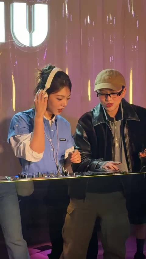 赵今麦何与出席MiuMiu活动，现场打碟风格各异