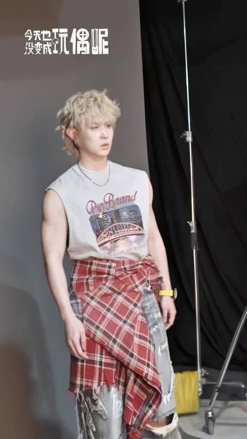 马伯骞金发造型亮相，卷毛软萌似洋娃娃