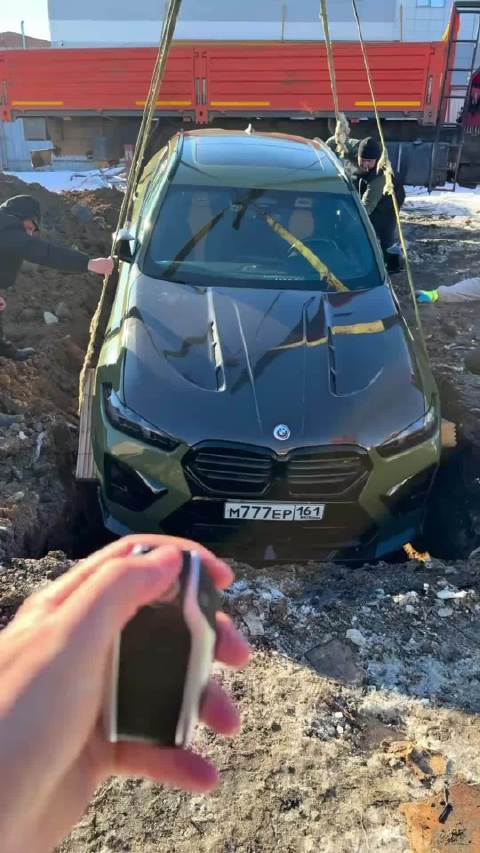 俄罗斯男子将14.2万美元宝马汽车灌水泥埋入地下