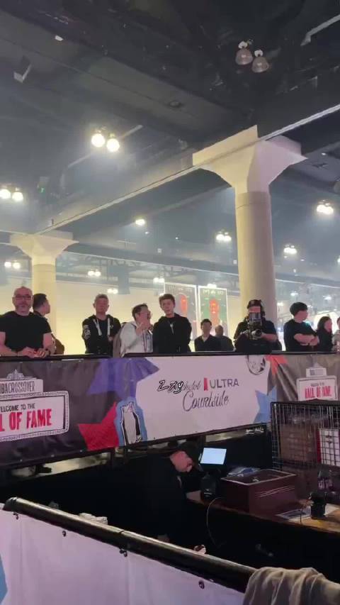 任嘉伦去看cortis表演了，挺好挺好