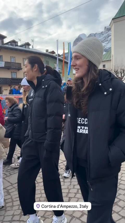 朱婷与队友探访冬奥会赛场科尔蒂纳，并与奥运五环合影！