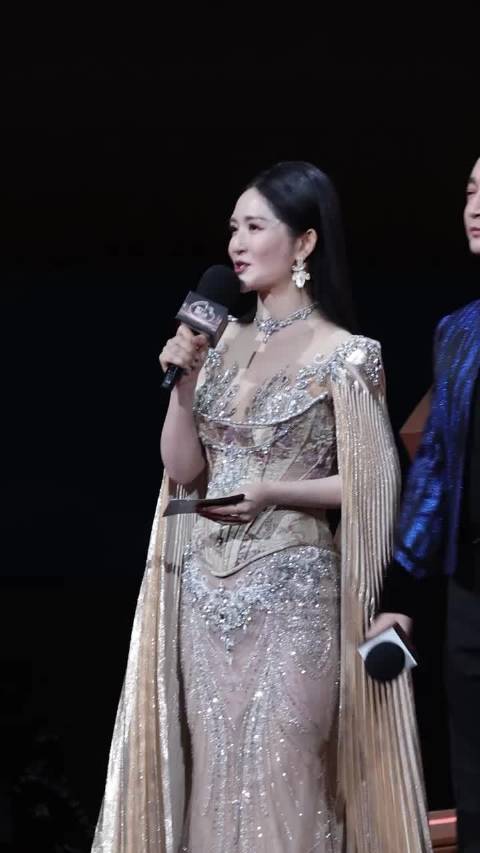 谢娜不愧是央视选中的主持人，主持功力一流的，微博之夜名场面