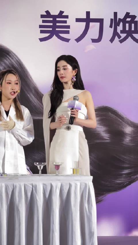 杨幂成都品牌活动线下路人视角直拍