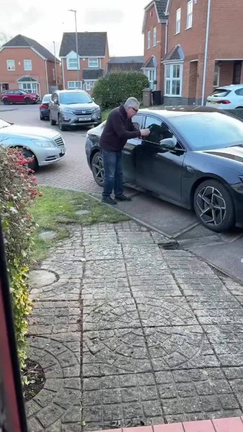 英国低认知大爷，怀疑自己华人邻居的中国车有监控，被华人一顿嘲笑