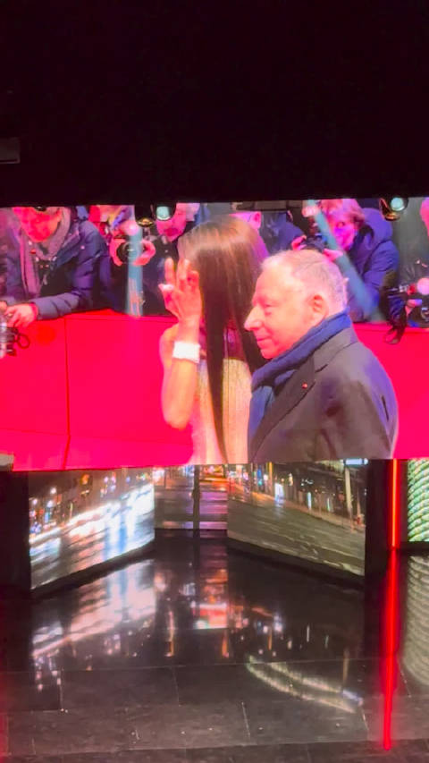 开幕红毯，终身成就金熊奖得主杨紫琼亮相