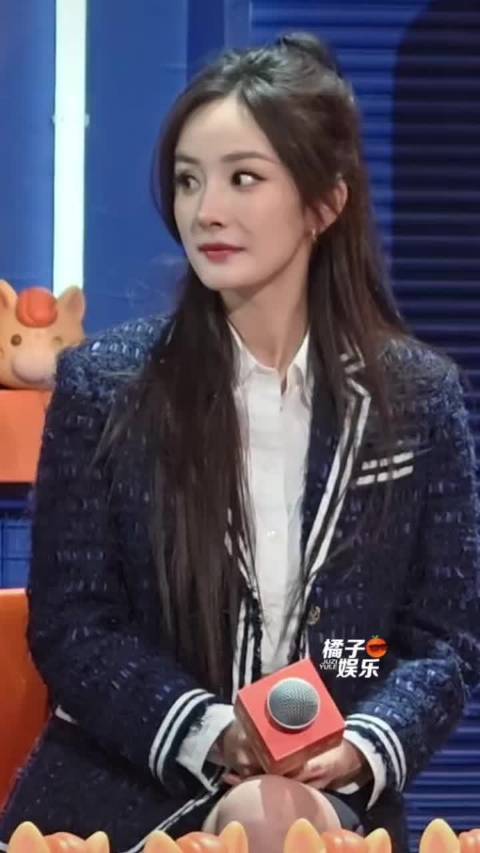 姐姐为赶飞机提前离场，仍坚持等主持人说完话