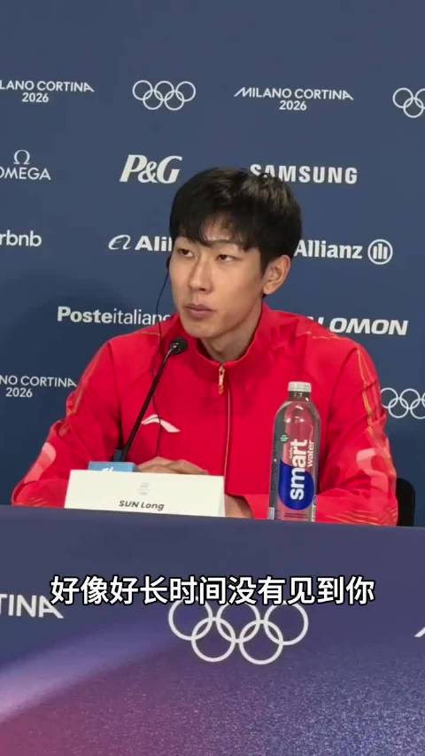 孙龙米兰冬奥摘银后整理国旗，称是对国旗最基本的礼节