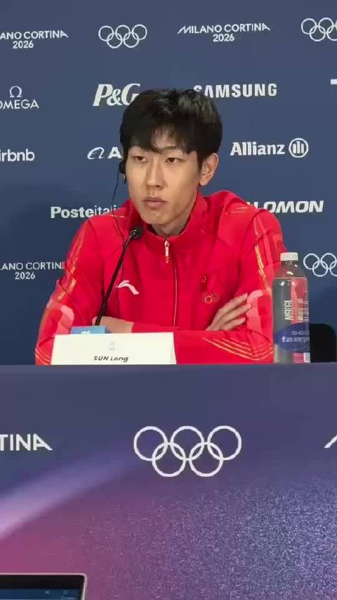 孙龙披国旗绕场后整整齐齐叠好