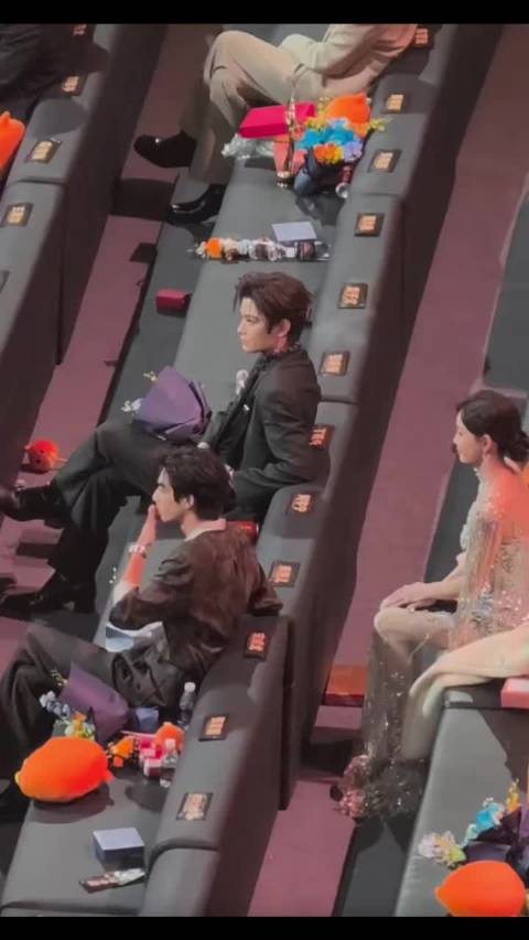 微博之夜宋威龙飞吻引陈哲远白敬亭偷笑，丁禹兮低头避镜头