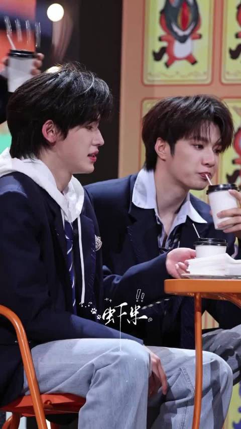 刘耀文等宋亚轩投喂豆腐