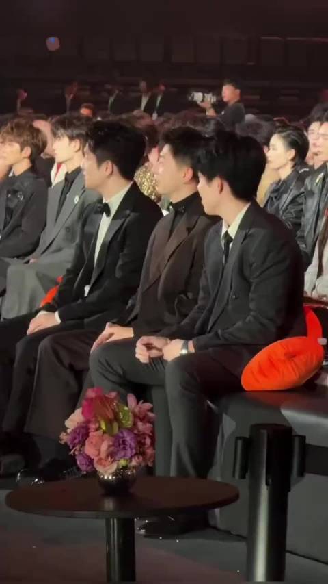 微博之夜国乒三剑客同框看秀，马龙樊振东王楚钦西装亮相