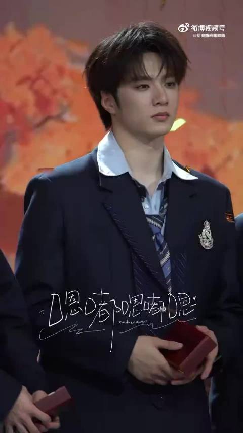 刘耀文逗宋亚轩后秒切哄人模式