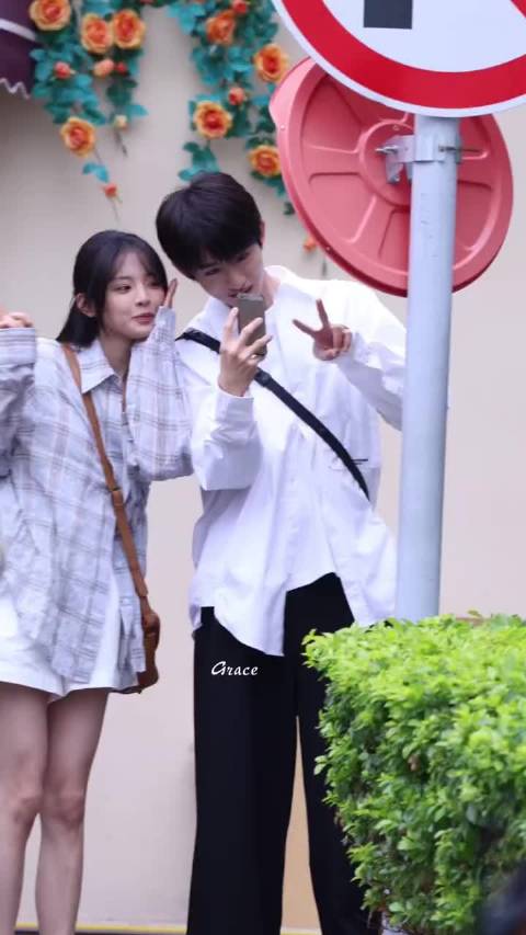 杨超越董思成戏外拍合照 两个人已经默默的拍了很多合照物料了