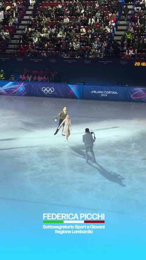 米兰冬奥花滑跟拍人员着白色西装亮相