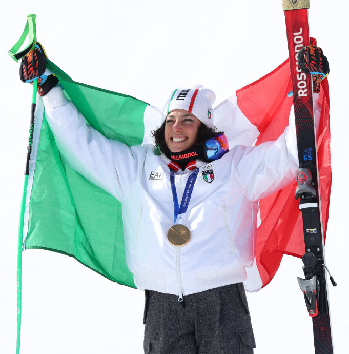 布里茨·约翰森在获得这枚冬奥金牌前，经历了哪些重大伤病和职业生涯挑战？