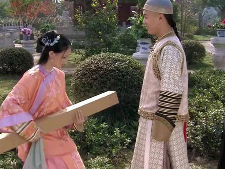 夫妻俩展颜一笑，神态如出一辙