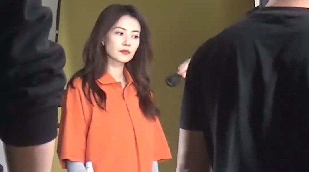 高圆圆拍广告路透，穿橙色上衣搭配白色短裙，造型运动又时尚