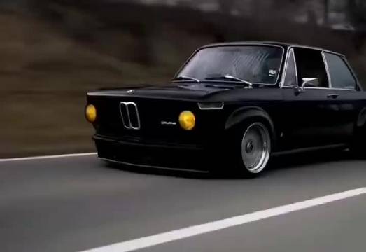 宝马大灯颜色不符年检标准引争议