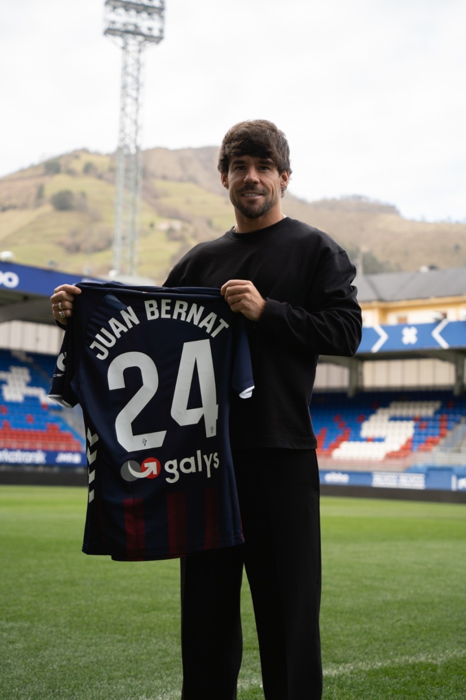 官方：埃瓦尔签下前巴黎后卫贝尔纳特