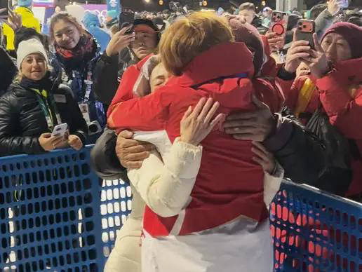 苏翊鸣泪洒赛场,与父母相拥而泣!集齐冬奥金银铜三枚奖牌,书写历史新篇