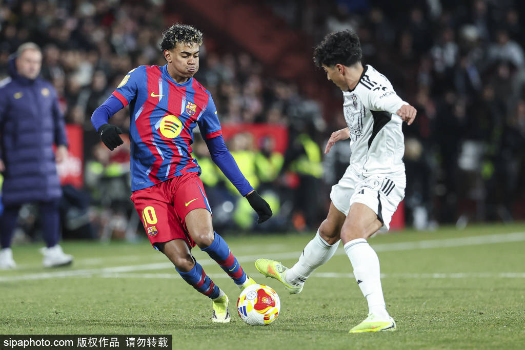 阿尔瓦雷斯本场数据：传射建功，2射2正，1次错失良机，1关键传球