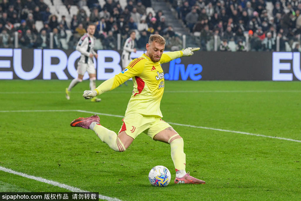 尤文图斯转会市场的惨痛教训:投资1.1亿却难以收回成本,库普梅纳斯与道格拉斯·路易斯的降价之路