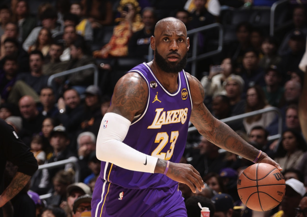 41岁三双历史首人！詹姆斯28+10+12三杀独行侠 率湖人升西部第五