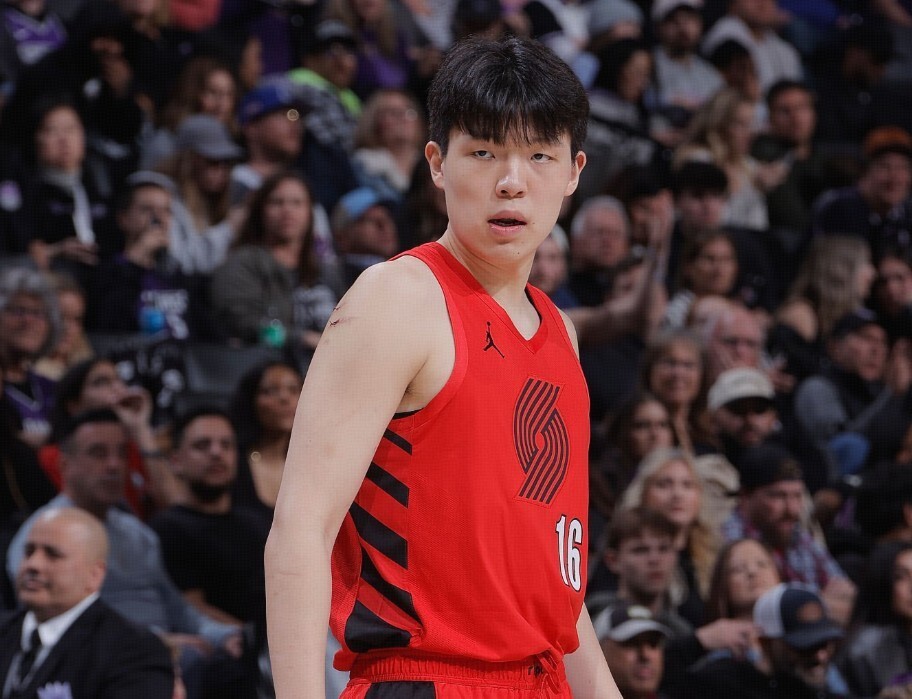 略显尴尬，杨瀚森禁区内近距离勾手结果三不沾