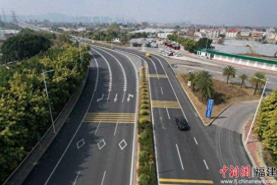 图为改造后的G228线龙海段路面。龙海公路分中心 供图