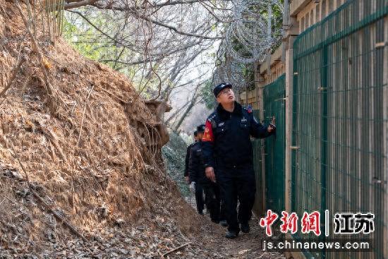 2月11日，南京铁路公安处镇江站派出所民警联合铁路工作人员在管内京沪高铁、沪宁城际沿线开展隐患排查。胡睿 摄
