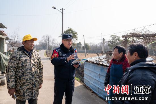 2月11日，南京铁路公安处镇江站派出所民警在镇江市高资镇陶家庄村对村民进行铁路安全知识宣讲。胡睿 摄