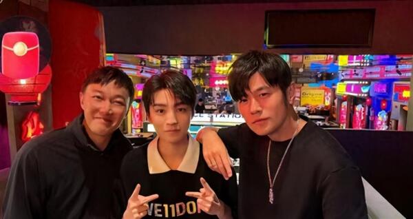 周杰伦晒与王俊凯、陈奕迅合照:有人可以聊聊音乐真好