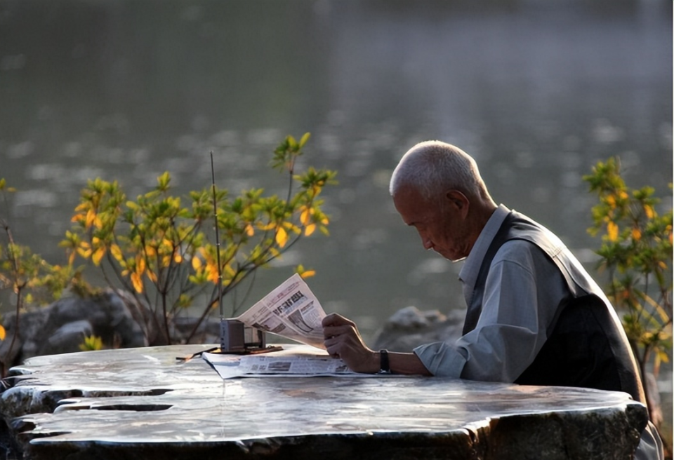 别再喊刺激消费了：给1.8亿农村老人涨养老金，才是最硬的“内需引擎”