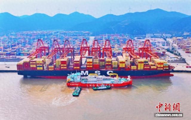 2月13日，LNG加注船“海洋石油302” 轮缓缓靠向集装箱船“地中海史黛丝”轮。吴梦凯 摄