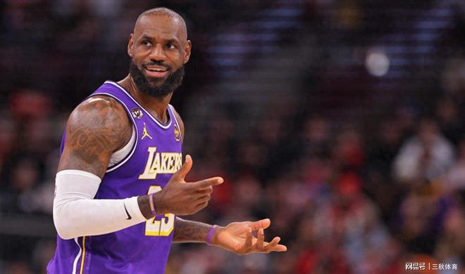 詹姆斯三双助湖人轻取独行侠，球星三分是关键