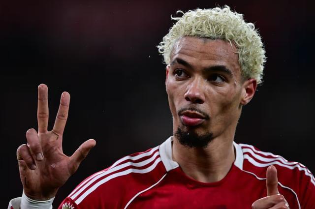 梅开二度,埃基蒂克向场边的纽卡联球迷比出3:1手势